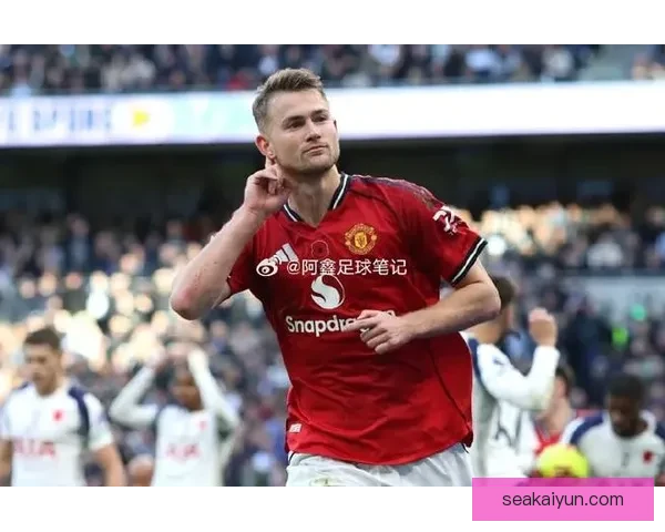 德里赫特中卫风格表现稳健，逐渐成为球队后防核心的关键角色